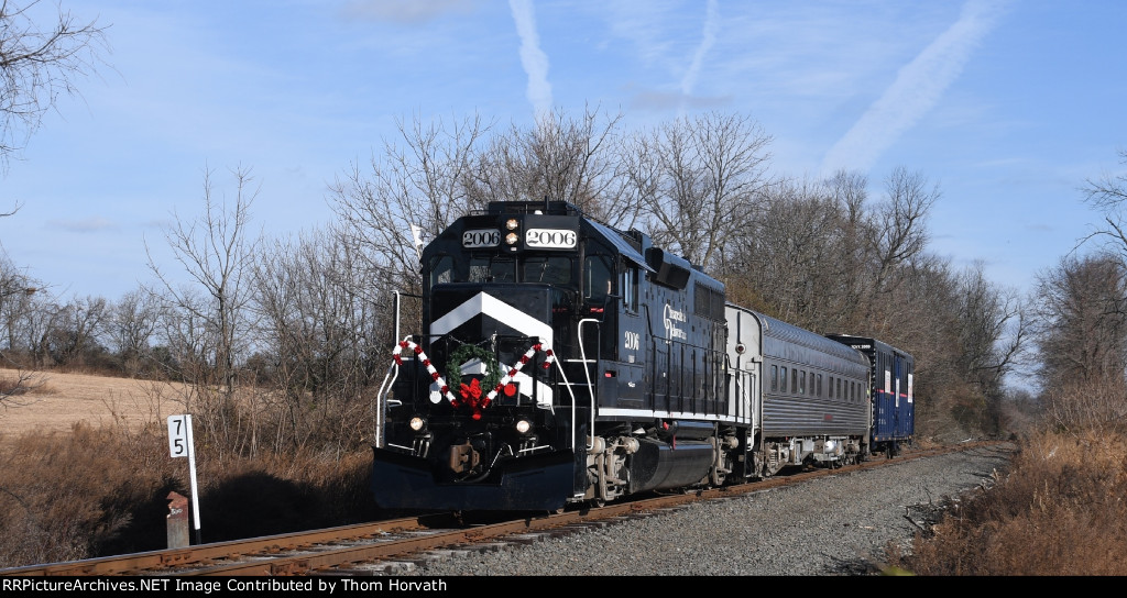 DDRV's "Toys for Tots" train approaches Richline Road's grade crossing